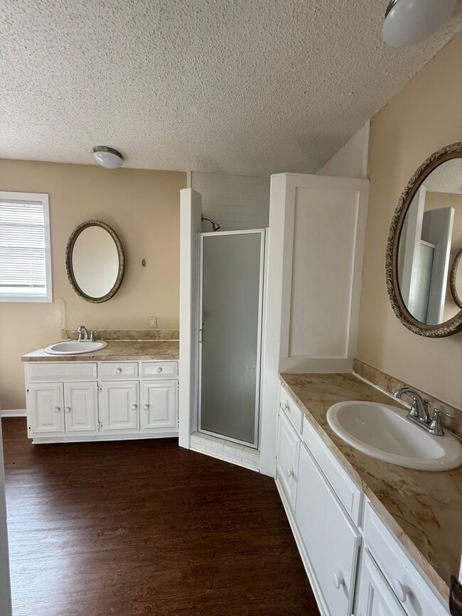 Building Photo - Spacious 5 BEDROOM - Fresh Paint - Country Living & Great for Commuters