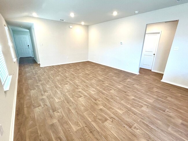Building Photo - **APPLICATION RECEIVED** MUST SEE! 3 Bedro...