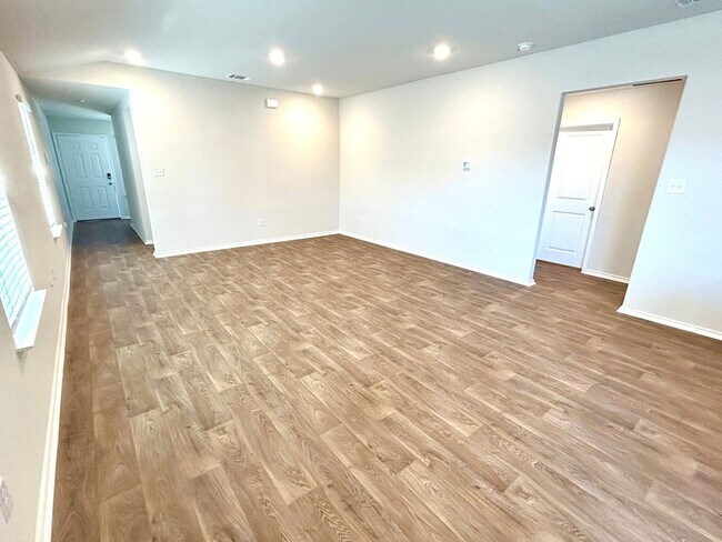 Building Photo - *COMING SOON*3 Bedroom / 2 Bath Home w/ AM...