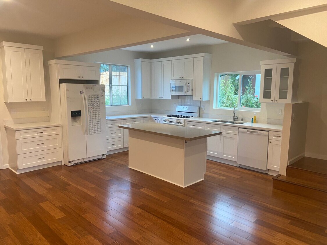 Foto principal - 3043-3045 Helix St.