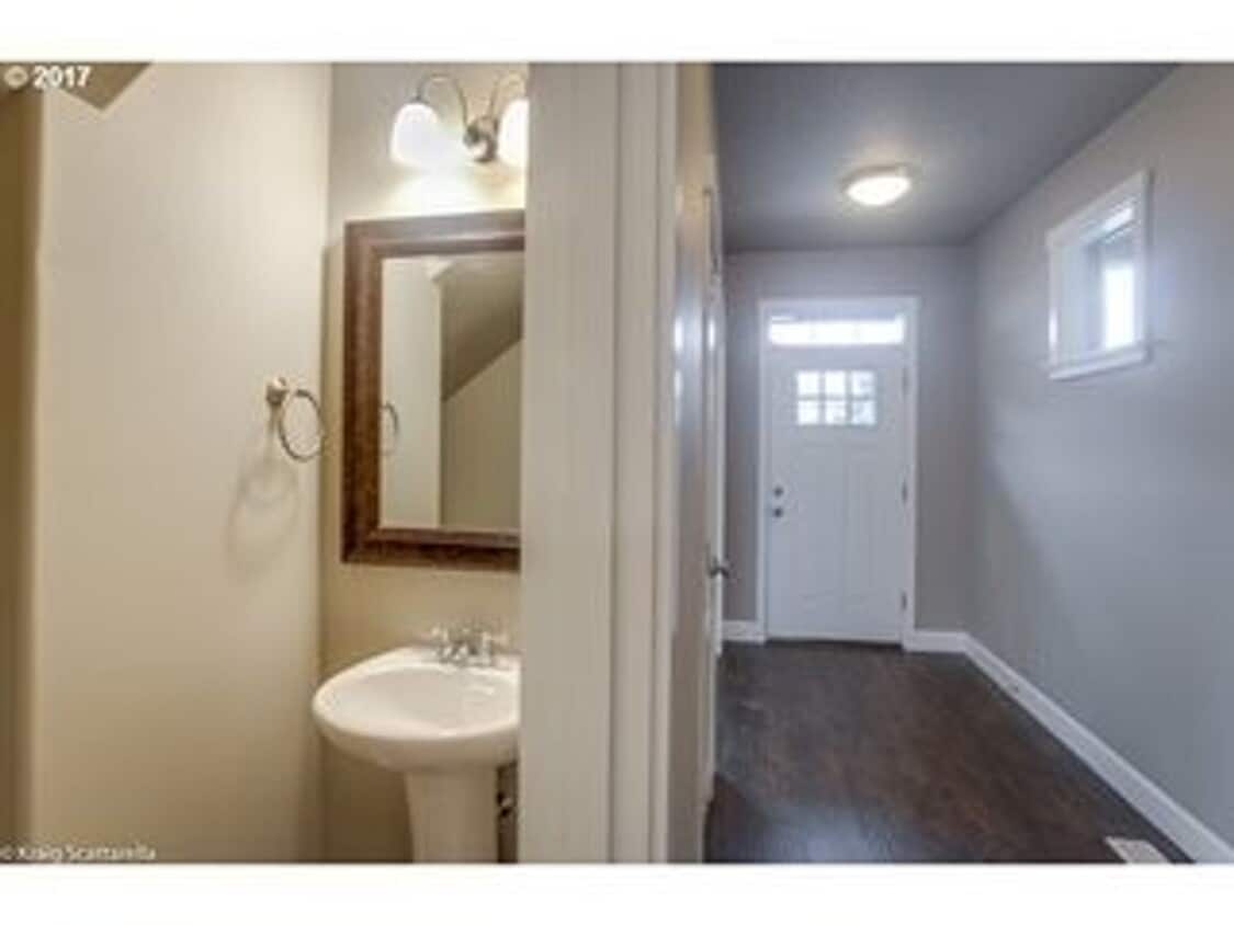 Foto principal - 4 Bedroom Home w/ Office! Built in 2017!