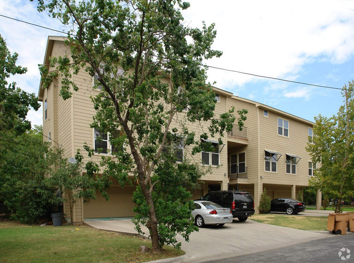 Building Photo - 3500 Duval St