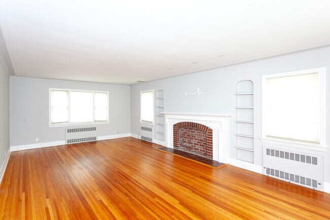Building Photo - 355 E Beech St