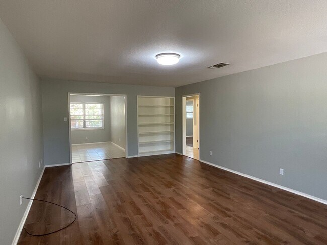 Foto del edificio - *NOW AVAILABLE* Absolutely Gorgeous 2 Bedr...