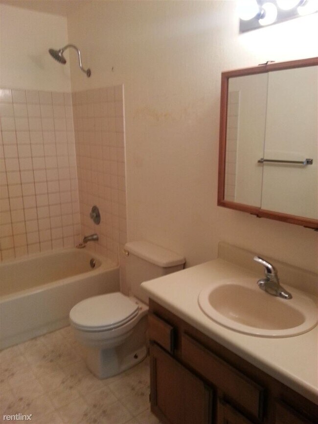Building Photo - 2 br, 1 bath 4plex - 4830 Da Niece St 4830...
