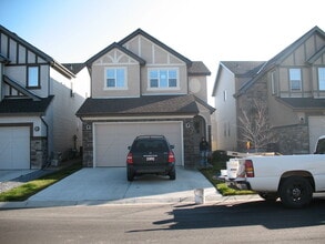 Building Photo - 151 Aspen Hills Close SW