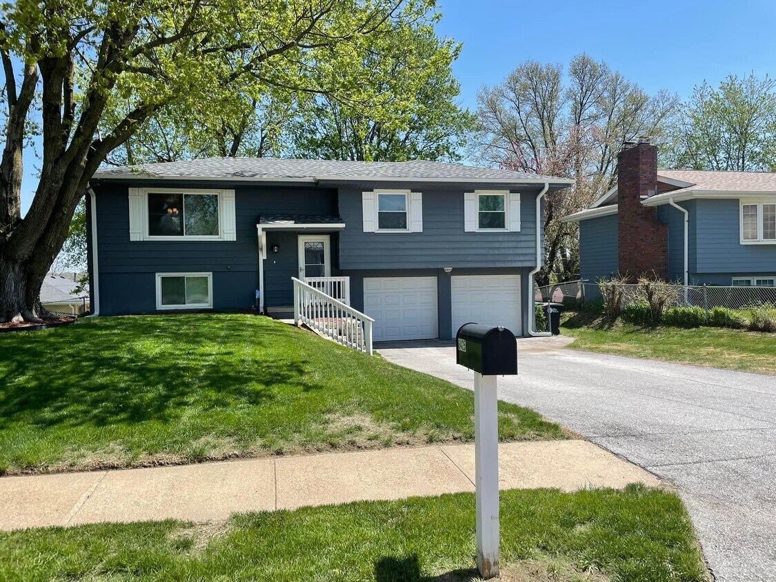 6425 N 68th St, Omaha, NE 68104