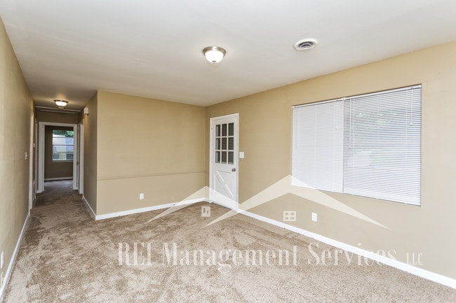 Building Photo - 4611 Oak Dr