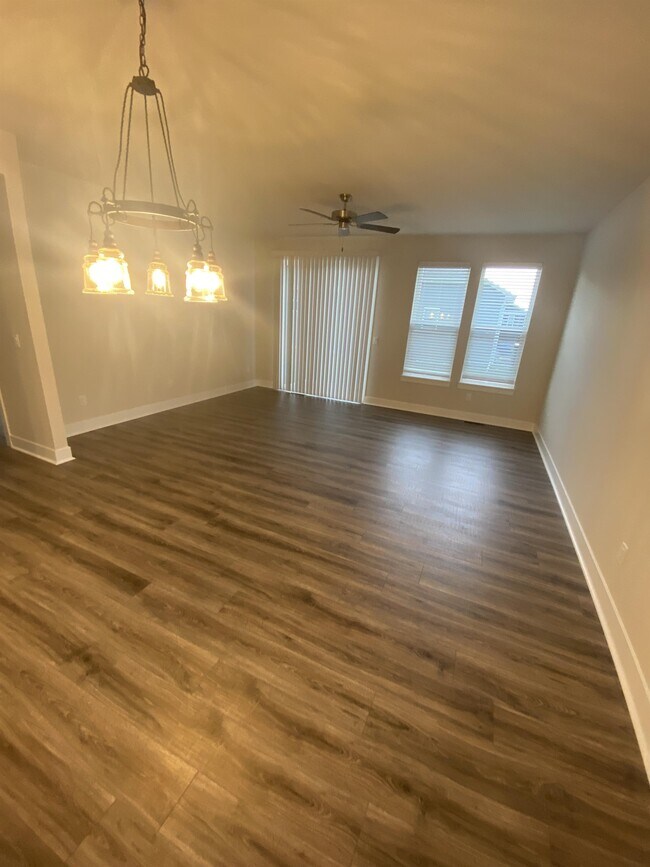 Building Photo - 265 Farmstead Dr E