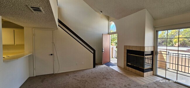 Foto del edificio - Centrally Located Village Green Two Story ...