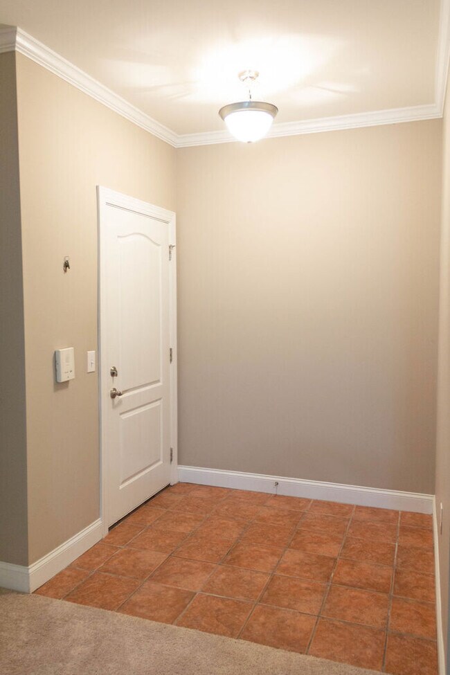 Building Photo - Beautiful 2BR Condo + Garage!