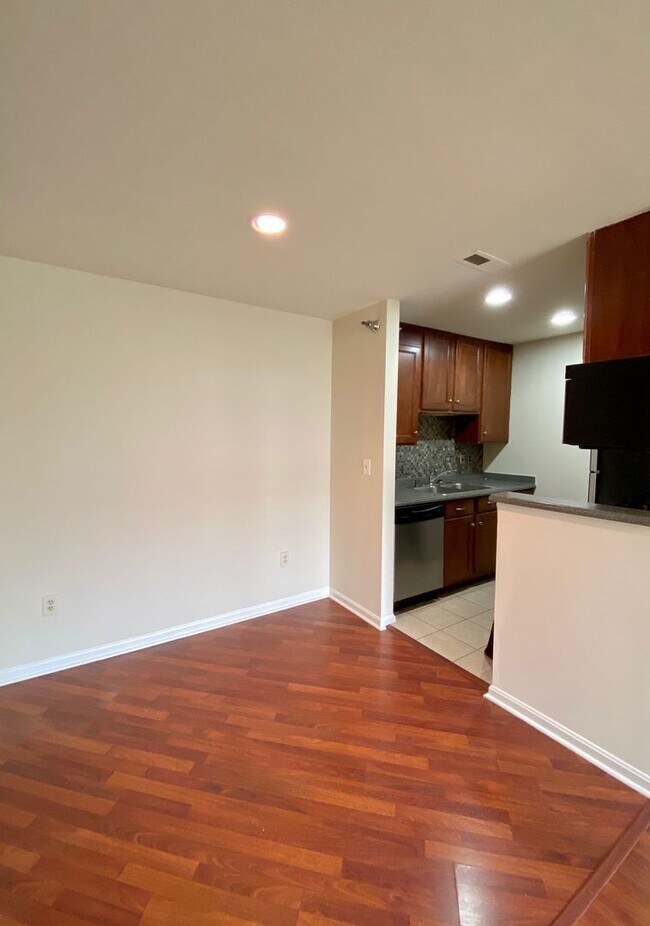 Foto del edificio - One Bedroom Condo in North Stafford
