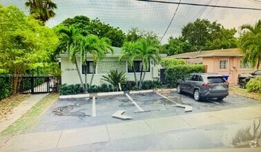Building Photo - 2790 SW 32nd Ave