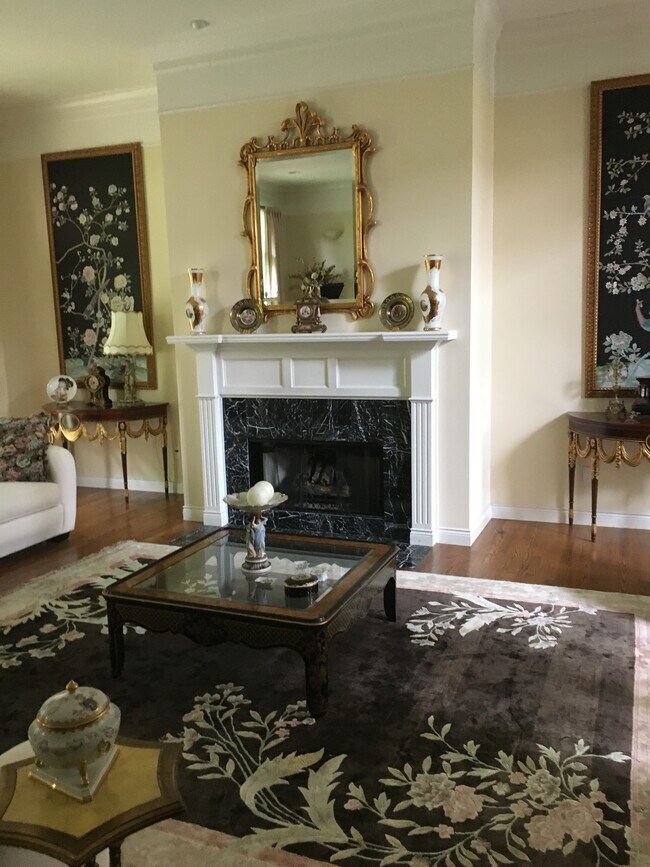 Foto del edificio - 6627 Crest Top Dr