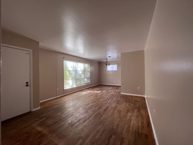 Building Photo - Spacious 3 bed,  1 1/2 bath