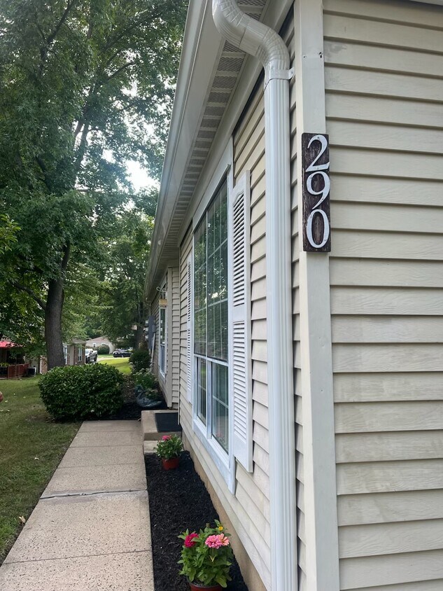 Foto principal - 290 Bishop Ct
