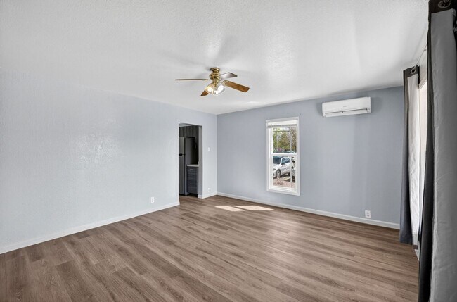 Foto del edificio - Charming& Updated Northeast Home!