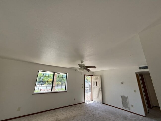 Building Photo - 2 Bedroom 1 Bath Contact Property Pros Property Management
