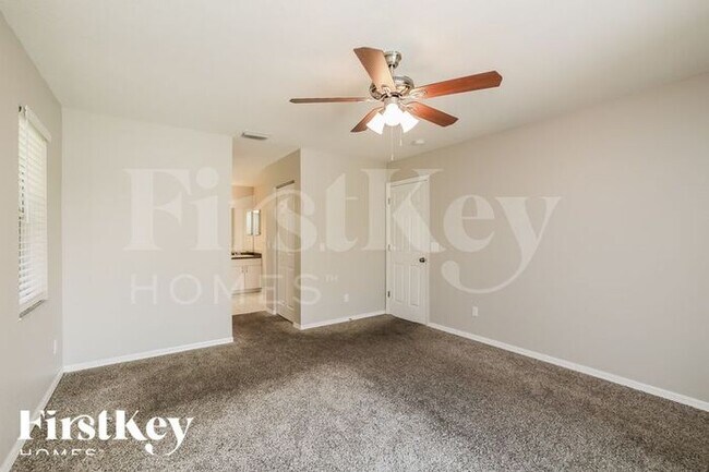 Building Photo - 2556 SW 28th Ave