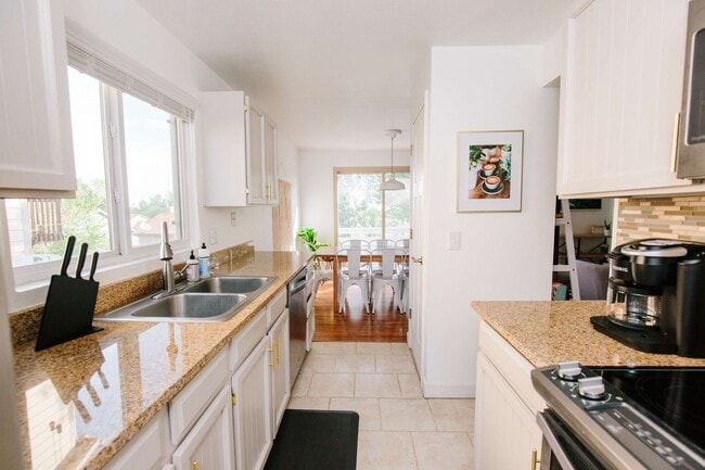 Foto del edificio - Charming 5-Bedroom Home in Club Crest