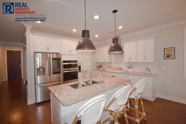Foto del edificio - Stunning 6 bedroom home in Shelton Square!...