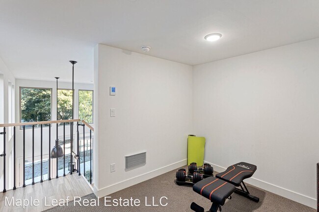 Building Photo - 2 br, 2.5 bath House - 1009 W Howe Street