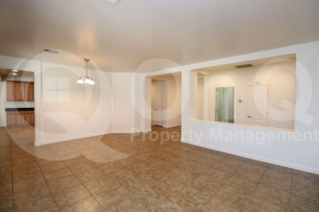 Building Photo - 1121 E Wimpole Ave