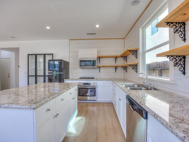 Foto del edificio - Clean and Spacious 3 Bedroom 2.5 Bathroom Home