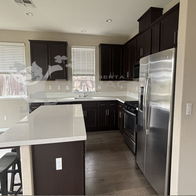 Building Photo - 4 Bedroom/ 2 Bathroom home in newer neighb...