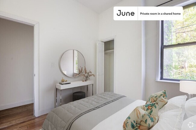 Building Photo - Private bedroom in 4 bed/1 bath Home
