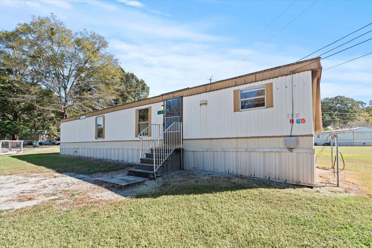 Primary Photo - Updated 2BR/1BA Trailer in Muscle Shoals –...