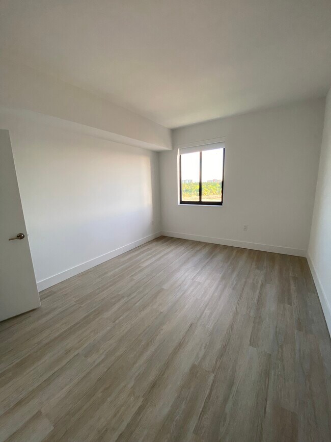 Building Photo - 14601 Biscayne Blvd