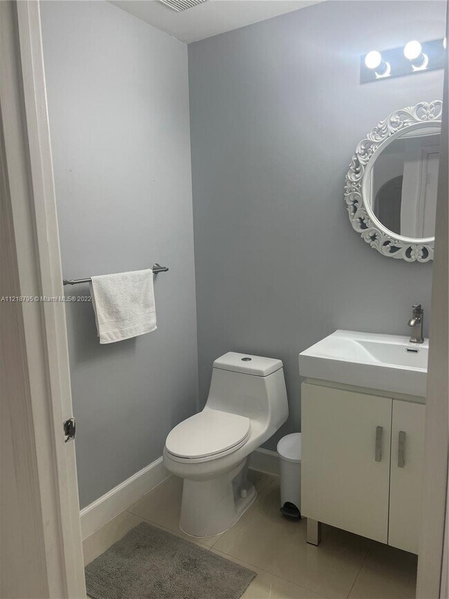 Building Photo - 15621 SW 100th Ln