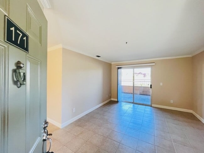 Building Photo - Move-in Ready, 2BD/2BA Single-Story Condo ...