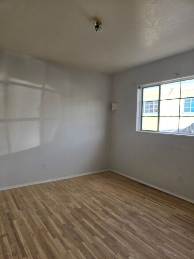 Foto del edificio - 302 E 18th St