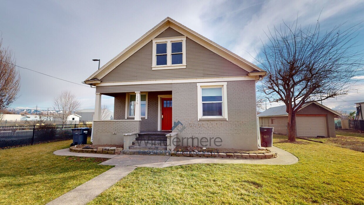 Primary Photo - 1375 W. Pine *Backyard, Cement Patio, Fini...