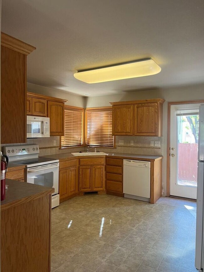 Building Photo - Large 3 bed 2.5 ba Duplex In West Loveland