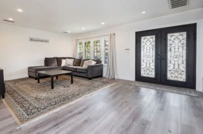 Foto del edificio - 509 N Edinburgh Ave