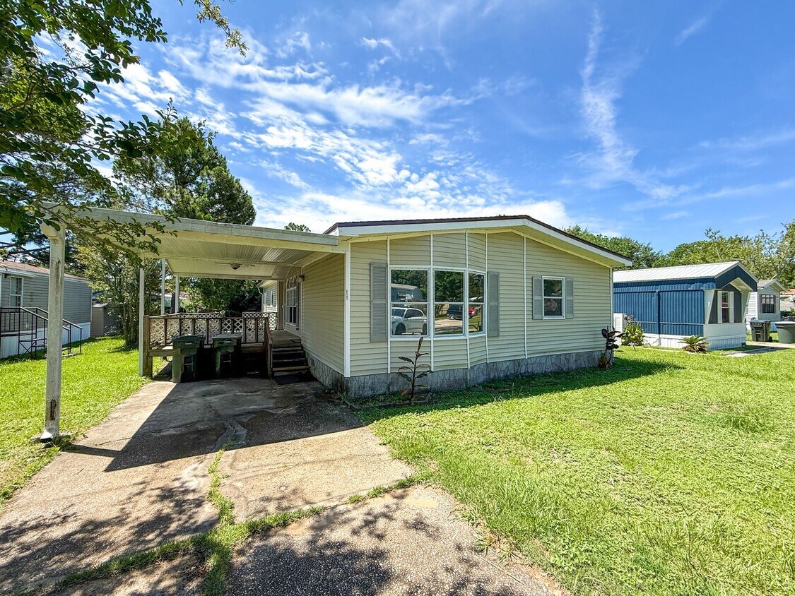 Foto principal - 3 bedroom 2 bath mobile home with tons of ...