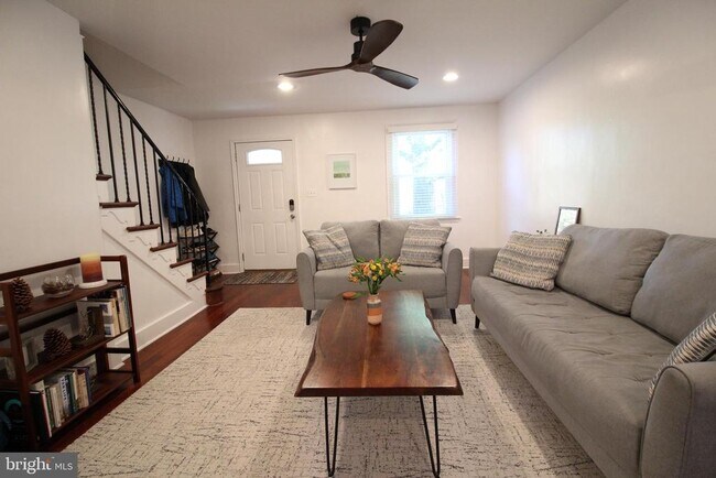 Foto del edificio - 909 Bashford Ln