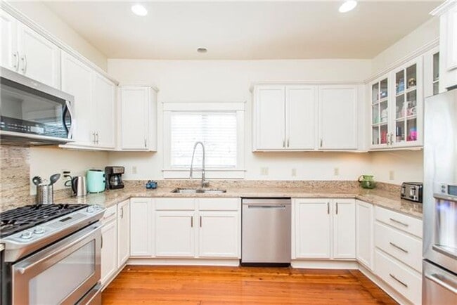 Building Photo - 5 BR- Available now or January lease - Ren...