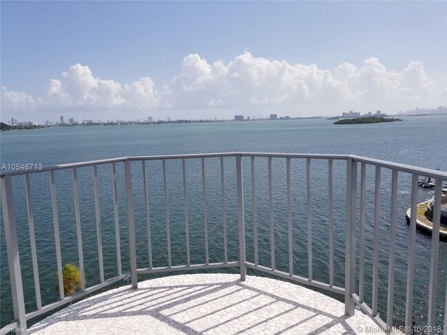 Foto del edificio - 1 br, 3 bath  - 11930 N Bayshore Dr Apt 701