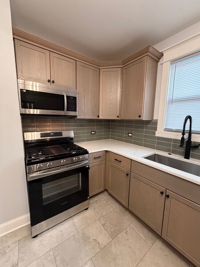 Foto del edificio - 77 Lovering Ave