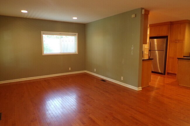 Building Photo - 1420 Dollar St