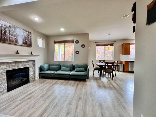 Building Photo - Beautiful 4BR | 2.5BA Home on Cul-de-Sac i...