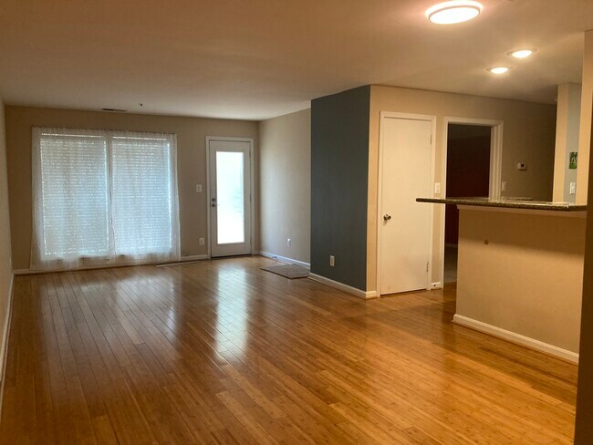 Building Photo - 3175 Summit Square Dr