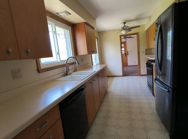 Expansive kitchen - modern amenities with mid-Century finishes. - 2112 Hoeschler Dr