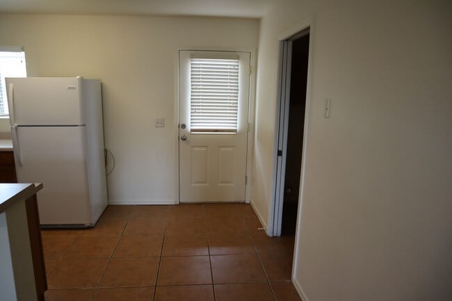 Foto del edificio - Cool Price, Hot Item!