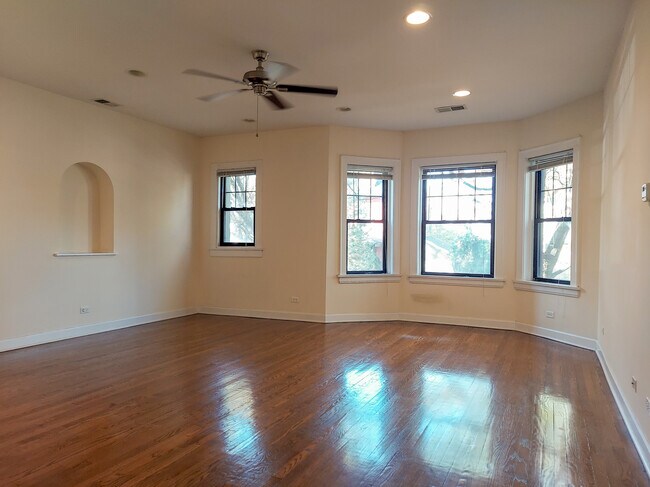 Building Photo - 4653 N Wolcott Ave