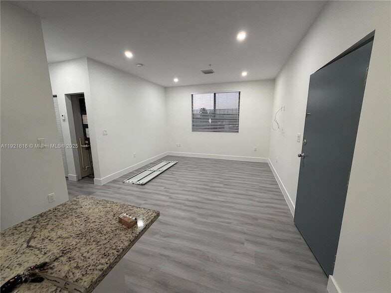 Foto principal - 859 E 24th St